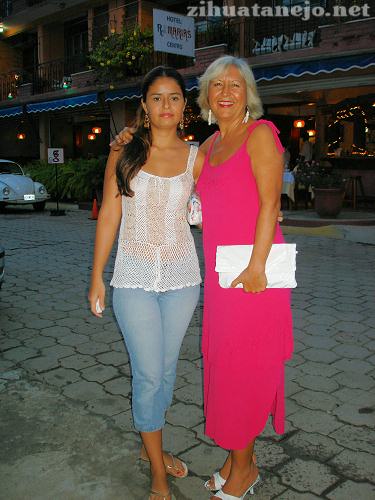 Mis guapas, Lupita y Valeria, frente a Garrobos