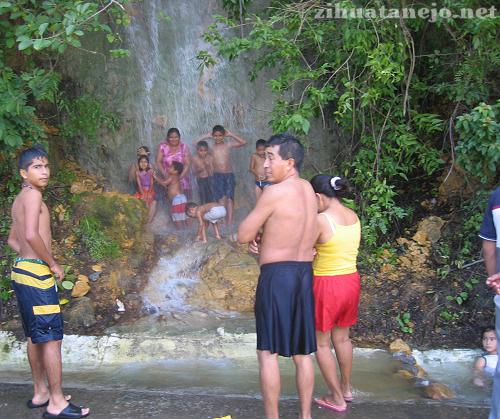 Una familia bañándose en la cascada de Ixtapa Una familia bañándose en la cascada de Ixtapa