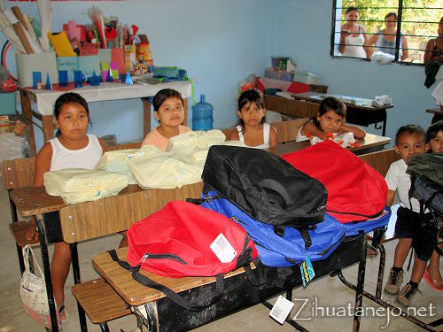 Los estudiantes con los donativos en su sal�n de clases de Mata de Sand�a