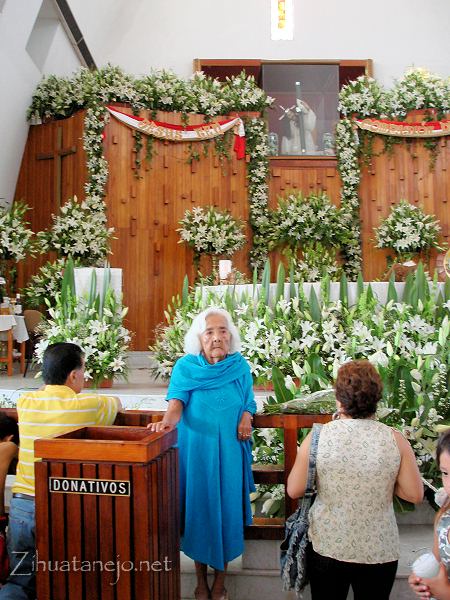 Doña Cari en la iglesia de Tata Chuy Doña Cari en la iglesia de Tata Chuy